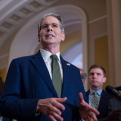 El secretario del Tesoro anunció un masivo paquete de ayuda financiera a Milei, pero lo vinculó al resultado electoral