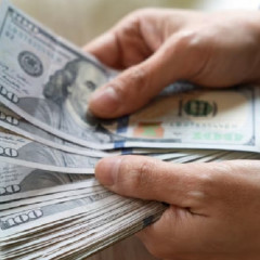 El dólar oficial volvió a subir y cerró a $1280