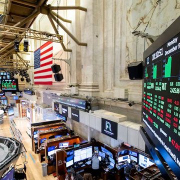 Pánico en Wall Street / Las bolsas caen mientras el mercado se refugia en el oro y la defensa 