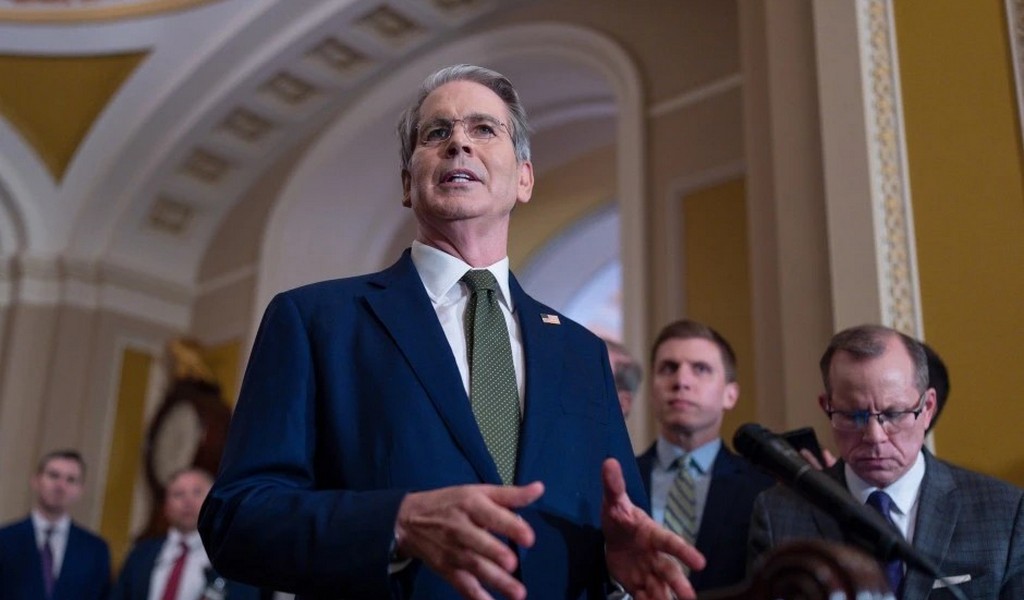 El secretario del Tesoro anunció un masivo paquete de ayuda financiera a Milei, pero lo vinculó al resultado electoral