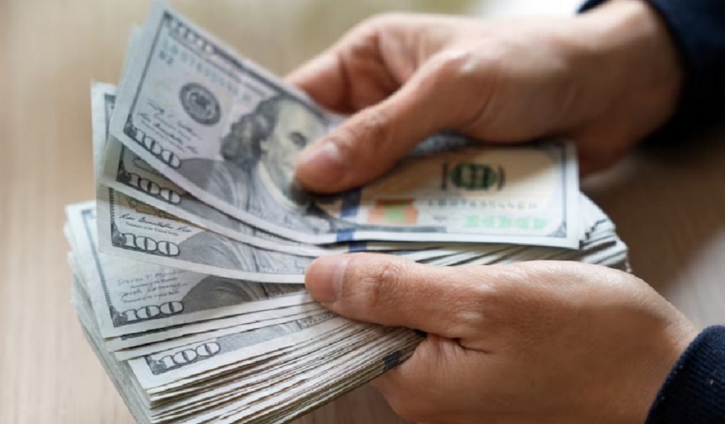 El dólar oficial volvió a subir y cerró a $1280